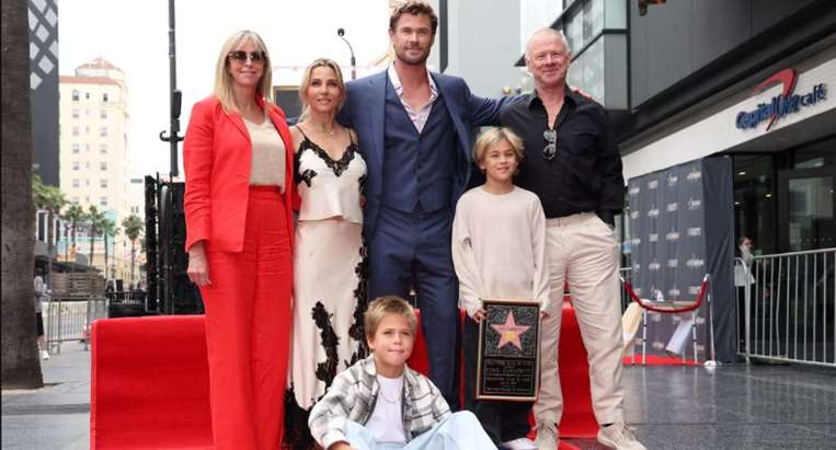 Chris Hemsworth recibe su estrella en el Paseo de la Fama