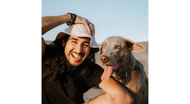 Pato Ramírez, el mexicano que viaja en carro con su perro desde México