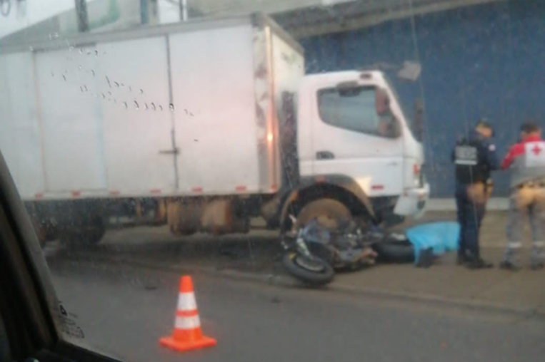 Joven muere tras choque entre motocicleta y camión en Cartago