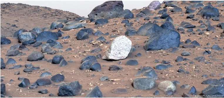 Róver de la NASA halla en Marte extrañas piedras nunca vistas en el planeta rojo