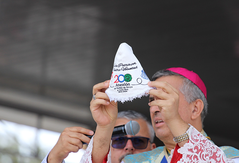 Vestido que luce la Virgen de Los Ángeles en honor al bicentenario de la Anexión