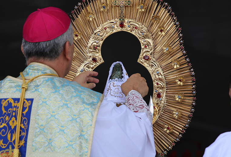 Vestido que luce la Virgen de Los Ángeles en honor al bicentenario de la Anexión