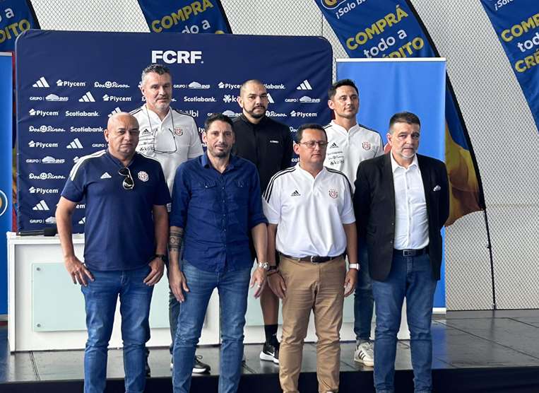 Claudio Vivas y su cuerpo técnico cuando fue interino en setiembre.