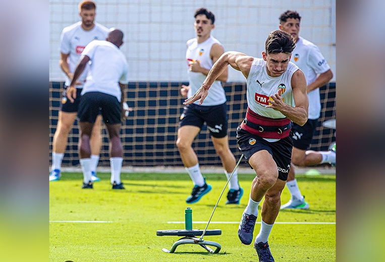 Warren Madrigal entrena con el primer equipo del Valencia