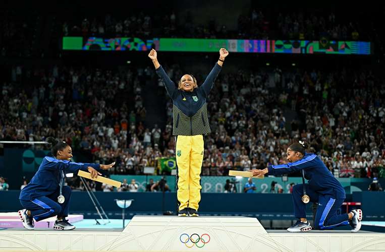 De izq. a der.:  Simone Biles (plata), Rebeca Andrade (oro) y Jordan Chiles (bronce).