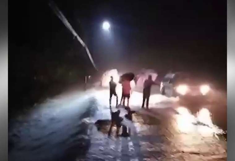 Video: Fuertes lluvias provocan inundaciones, ríos desbordados y ...