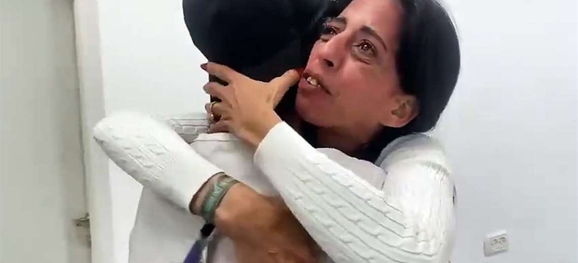 Video: "¡Mi amor, se terminó la guerra!", celebra madre de un rehén israelí liberado de Gaza