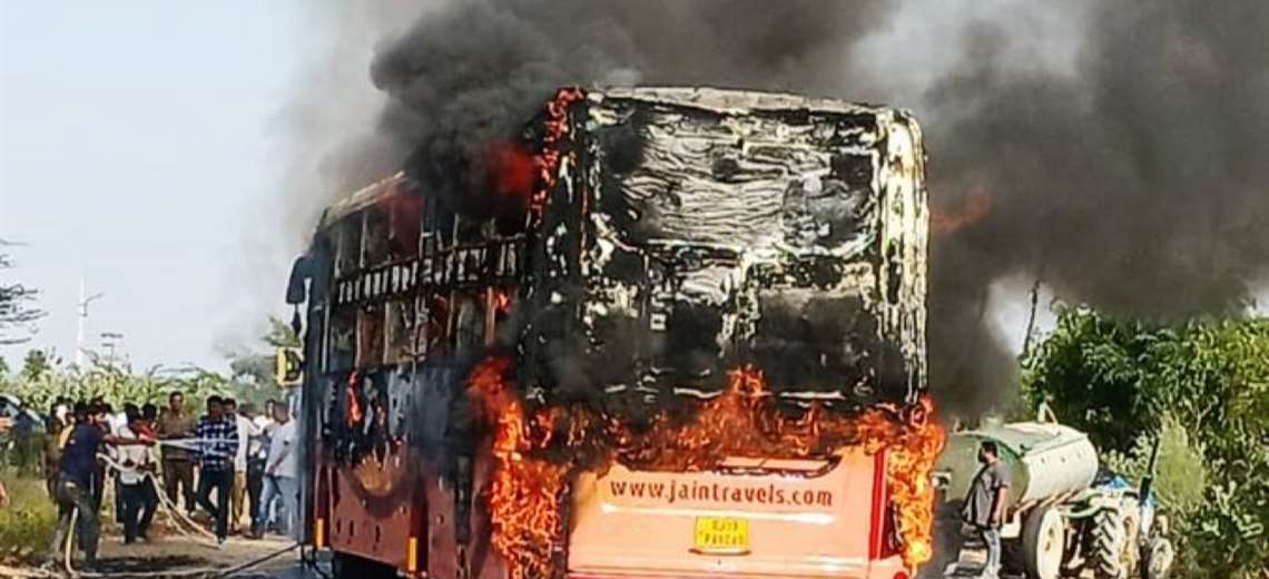 Video: Al menos 20 muertos en el incendio de un autobús en India