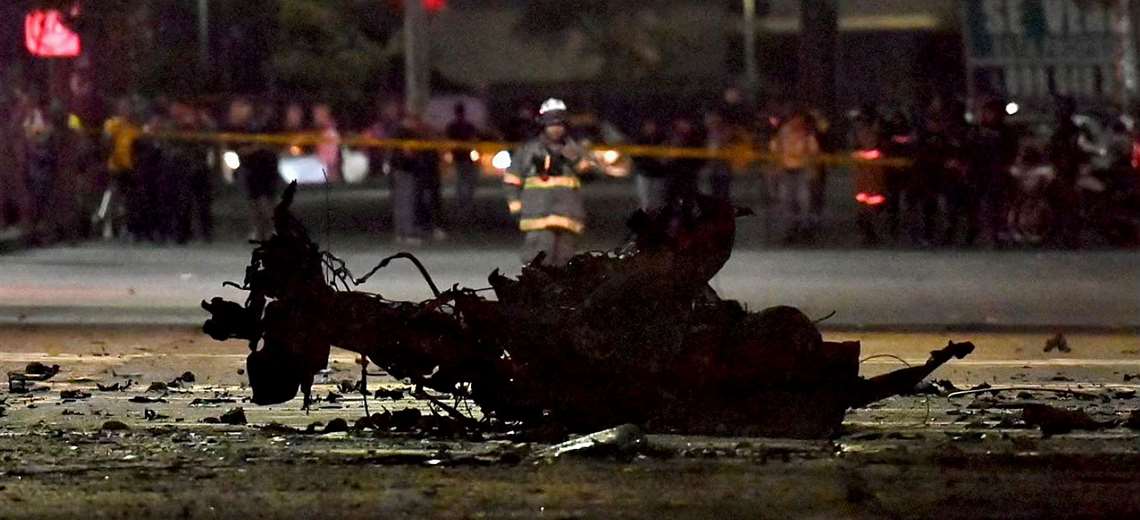 Cámara graba momento en que carro explota en zona comercial de Ecuador