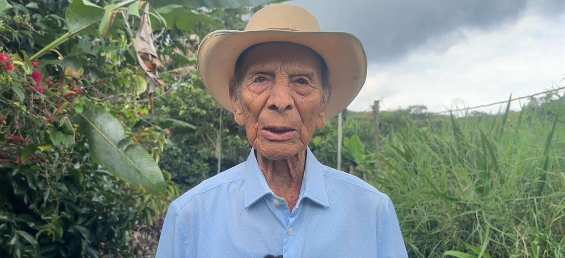 El centenario de Naranjo que pasó por la Guerra del 48 y sigue cantando
