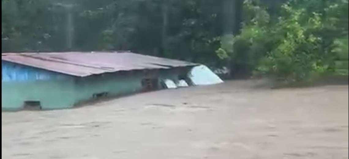 Guanacaste con “agua hasta el techo”: reportan familias aisladas y carros arrastrados