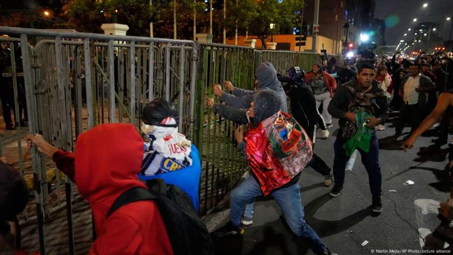 Miles protestan contra el gobierno y el Congreso en Perú