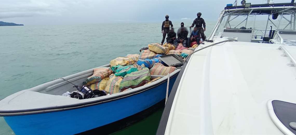 Cae lancha cargada de sacos con droga frente a Corcovado
