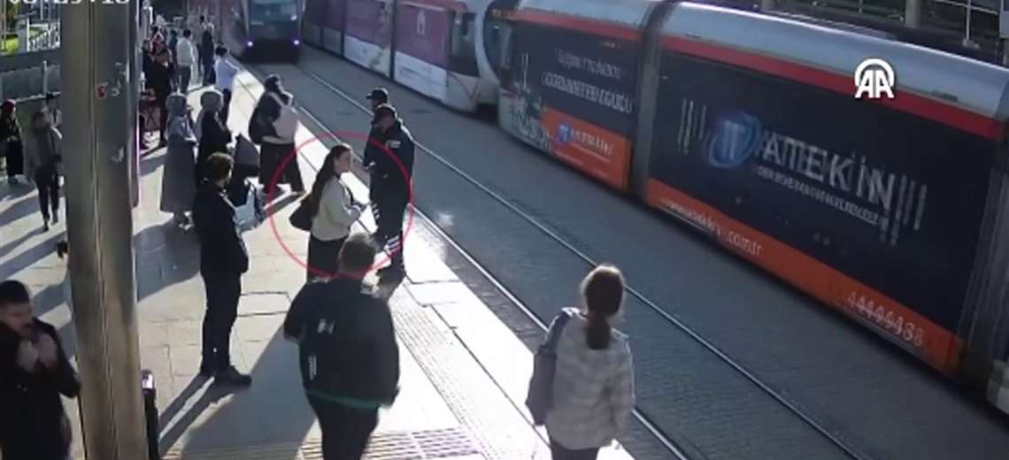 Video: Policía turco evita que mujer sea atropellada por un tren