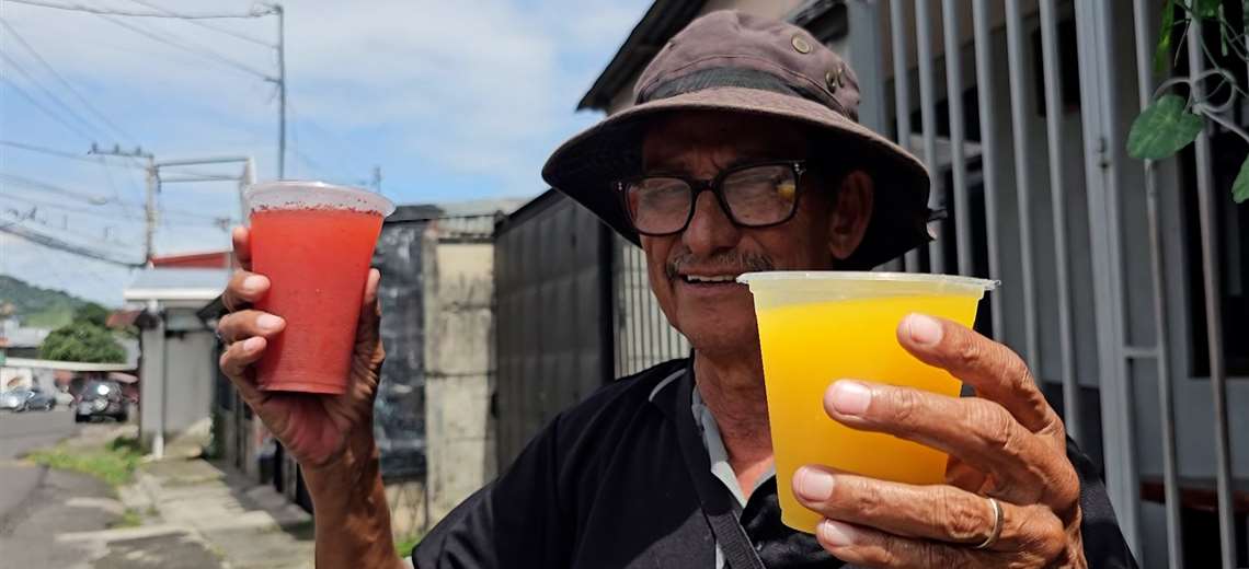 Conozca a don Enrique, el hombre que convirtió una mesa de frutas en el alma del barrio