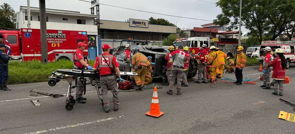 Niña grave tras salir expulsada de carro