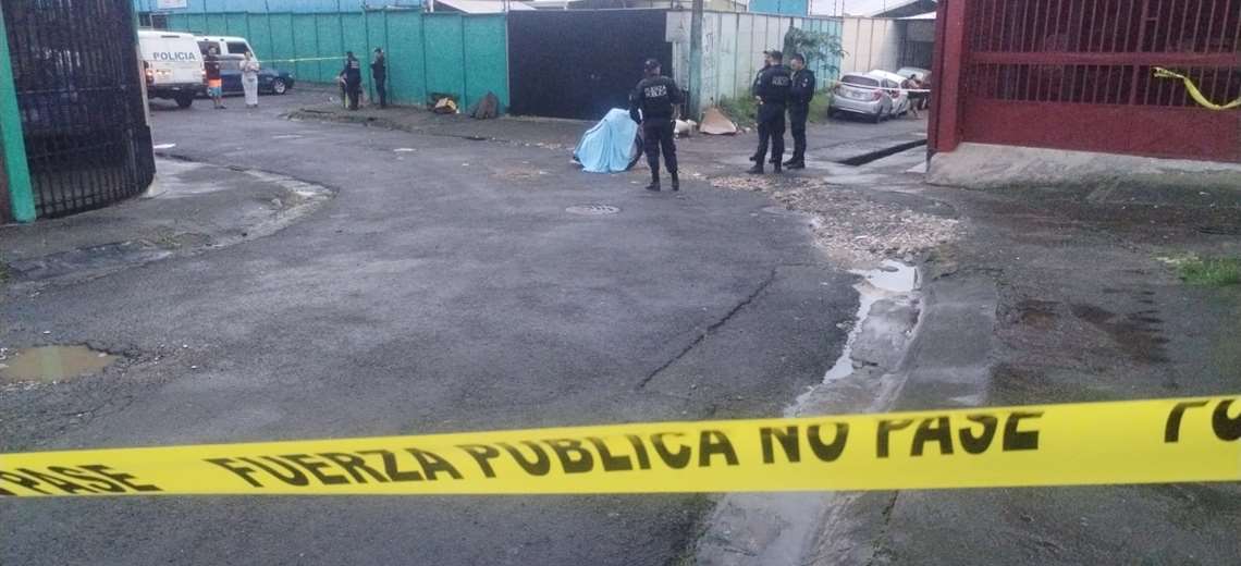 Hombre en silla de ruedas es asesinado a balazos frente a escuela en Alajuelita