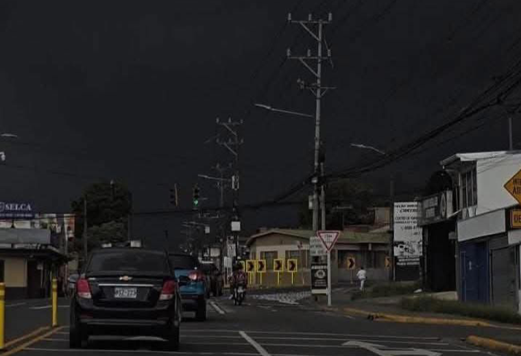 Apocalíptico: Así se oscureció Cartago antes de las fuertes lluvias que inundaron autopista