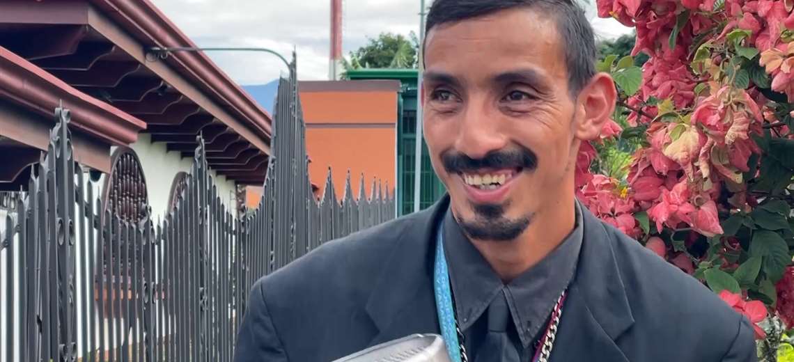 El barrio despierta con Carlitos Alfaro, el hombre que alegra Mercedes Norte