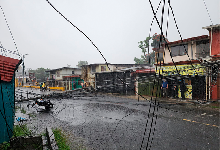 Caida de poste de tendido electrico en Desamparados