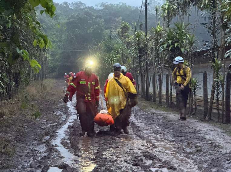 Rescatistas logran sacar cuerpos en la madrugada