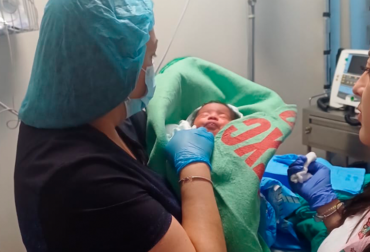 Bebé rescatado de basurero clandestino en Hatillo tenía al menos cuatro días de nacido