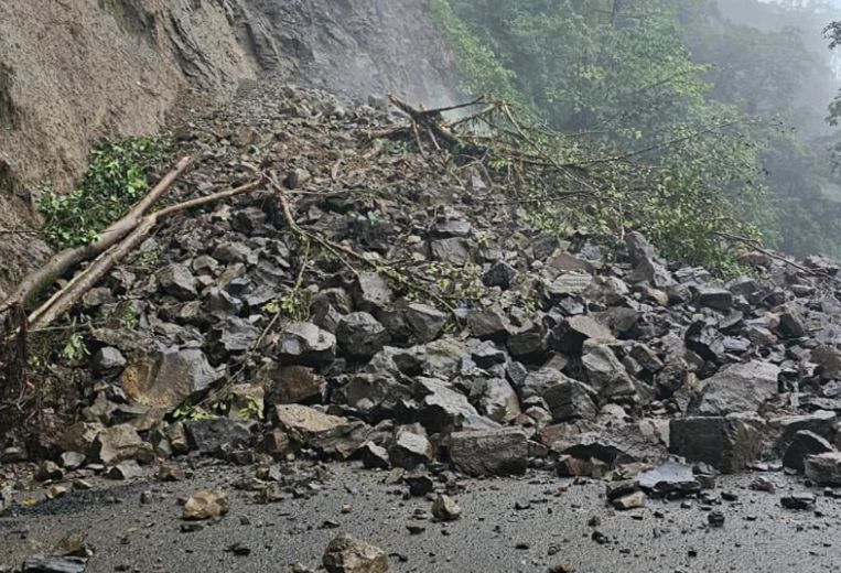Vea el momento en que explotan enorme piedra en Ruta 32