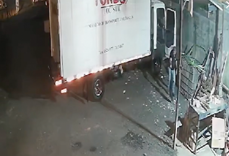 Bebé abandonada en bolsa plástica debajo de camión en Heredia.