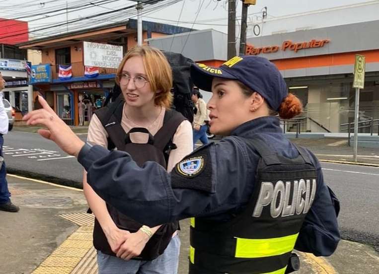 Turista recibe asistencia policial