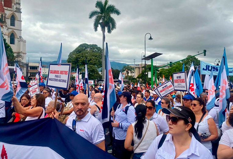 Marcha por mejora salarial
