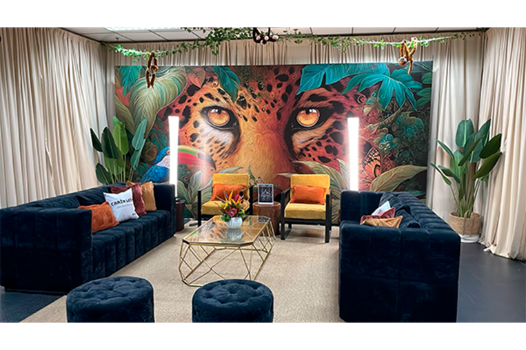 Carin León pidió cocos y una hamaca para su camerino en Costa Rica