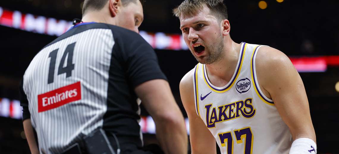 Doncic regresa con 42 puntos y lidera triunfo de Lakers en otra noche histórica de LeBron James
