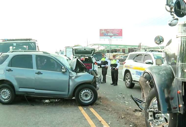 Hombre muere tras chocar su carro de frente contra tráiler en Alajuela ...