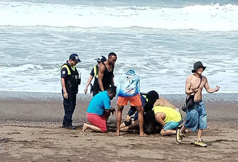 Policía que reanimó a turista ahogado en Jacó: “Yo solo pensaba en su familia”