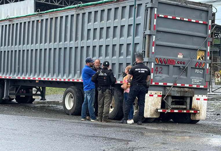 Policía devuelve camión que llevaba basura del GAM a Limón