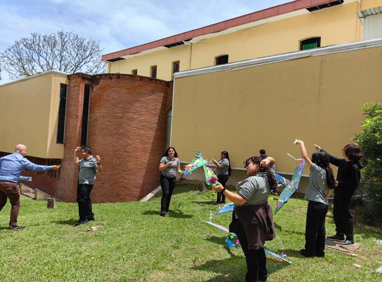 “Cometas por la paz”: Estudiantes volaron papalotes para pedir el fin de las guerras