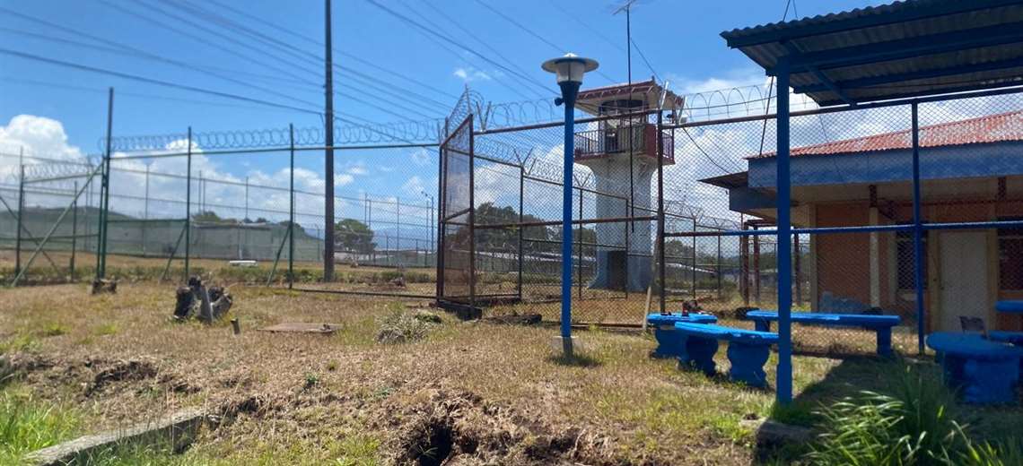 Estadounidense sospechoso de asesinar a mujer muere en extrañas circunstancias en prisión