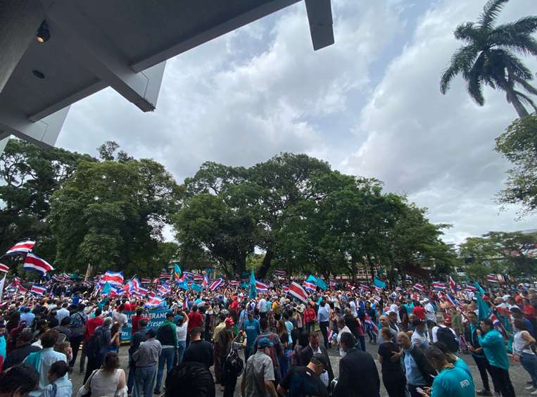 Banderazo partido oficialista