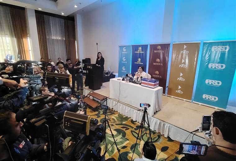 Pilar Cisneros anuncia partido oficialista para el 2026