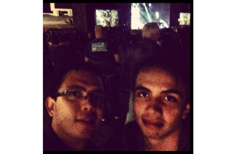 Andrés Martínez y su hermano viendo a Black Sabbath