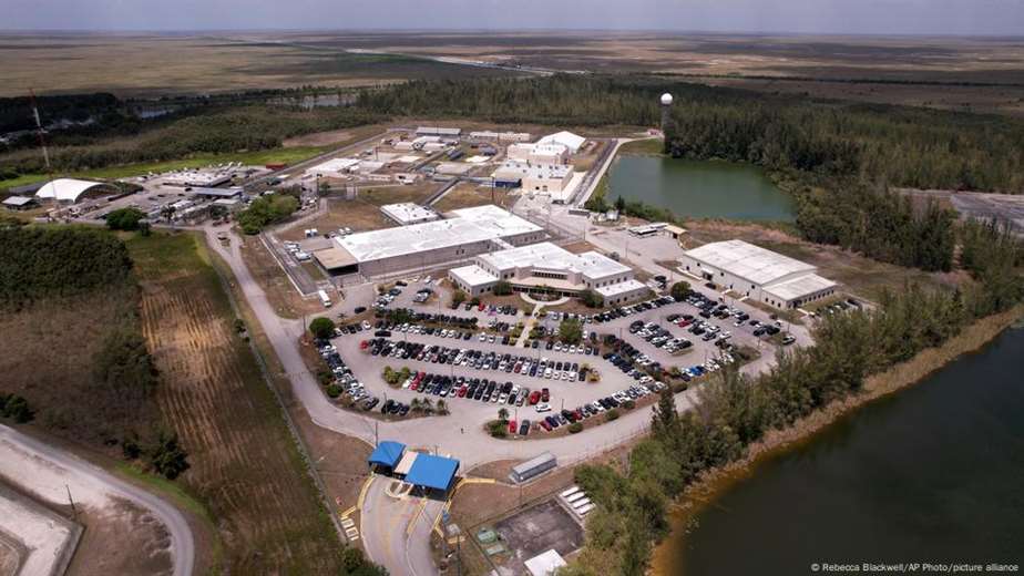 Jueza de EE. UU. mantiene orden de desmantelar centro migratorio “Alligator Alcatraz”