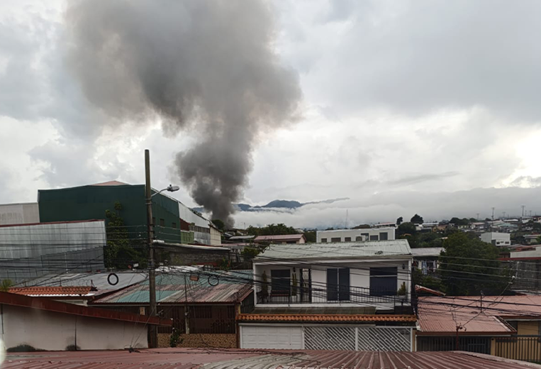 incendio consume taller en Ipís de Goicoechea