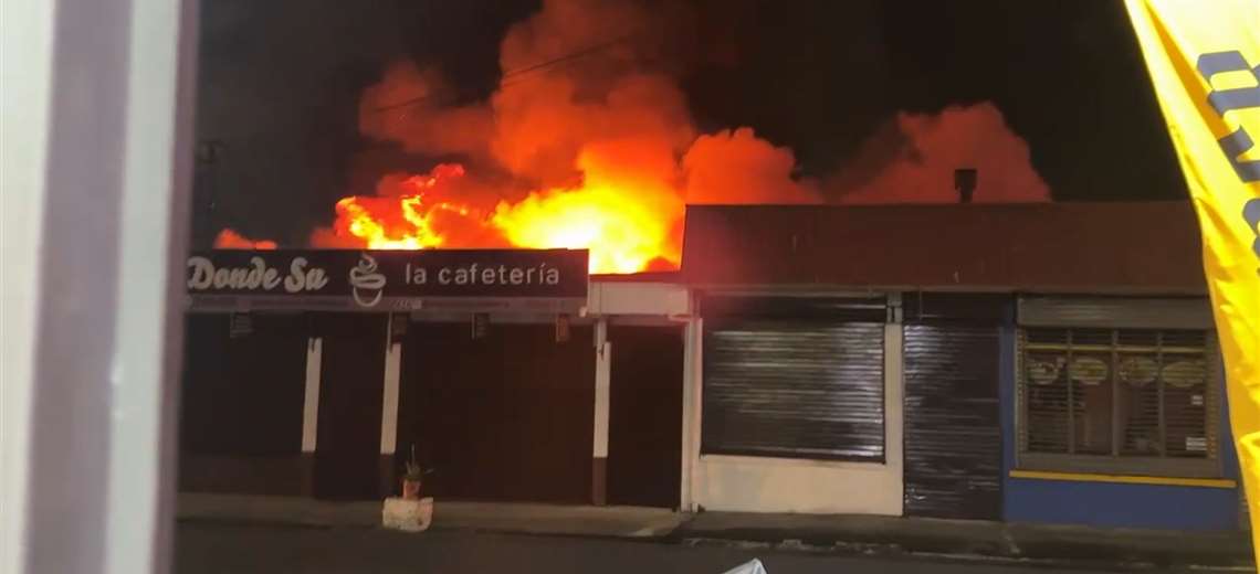 ¡Otro más! Bomberos atienden incendio en el centro de Moravia