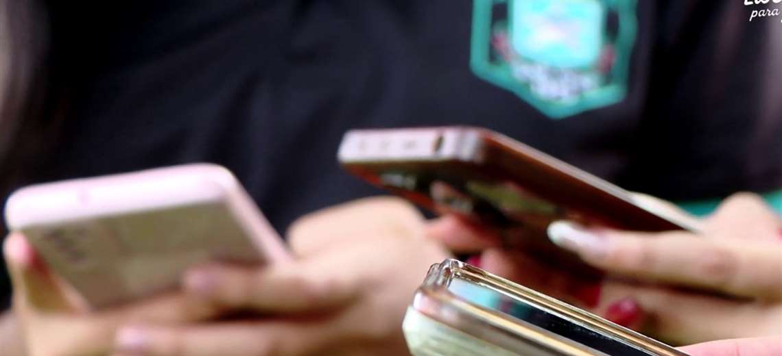 Proyecto de ley busca prohibir celulares en escuelas, pero expertos defienden regulación
