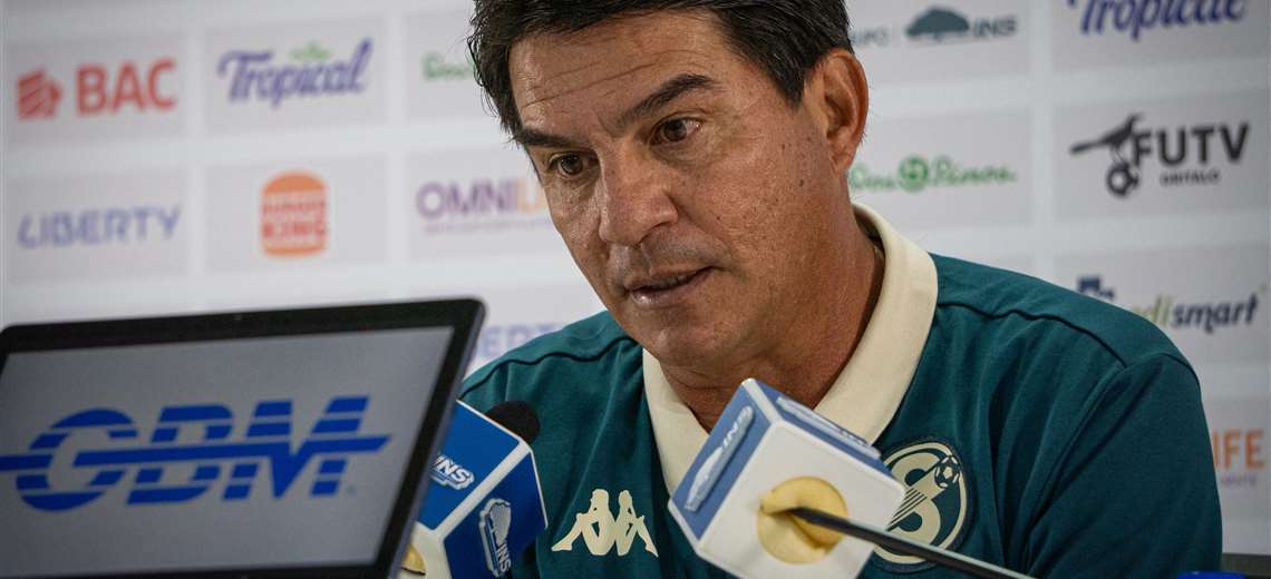 Vladimir Quesada llenó de elogios a Mariano Torres tras golazo en San Carlos