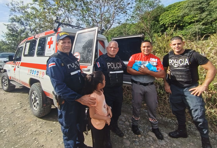 Parto en media calle: madre dio a luz con ayuda de cruzrojistas dentro de carro en Sarapiq