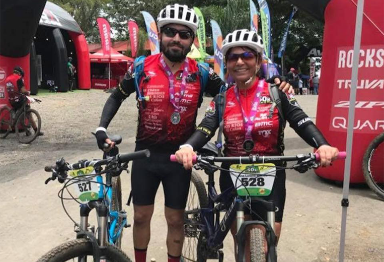 Ana Lorena Brenes y su hijo Alejandro