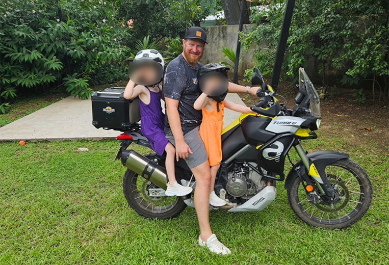 Papá afirma que no ha sustraído a sus hijas, más bien las protege de su madre
