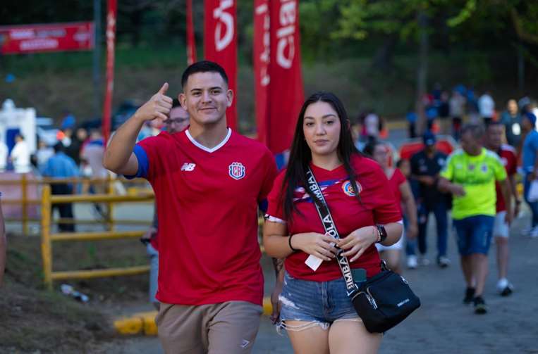 Aficionados ticos en Nicaragua.