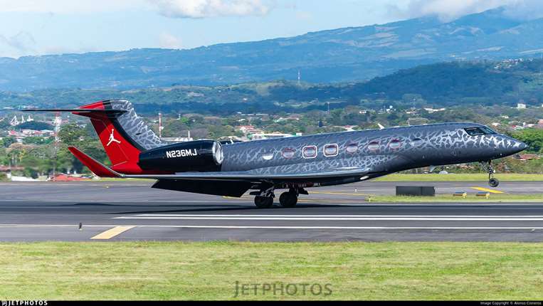 Michael Jordan llega en su avión privado. Foto: Alonso Cisneros